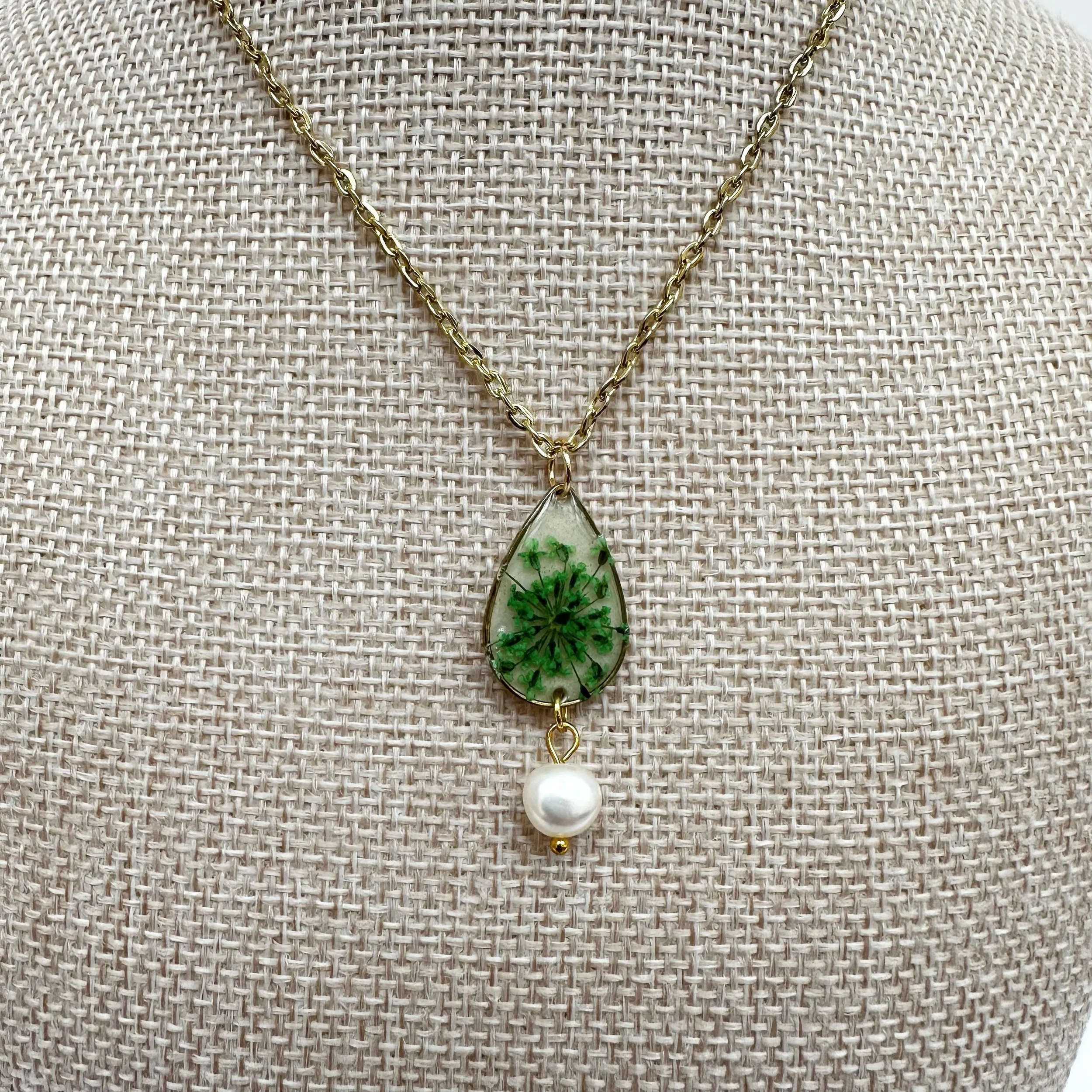 Ankita Shah: Necklace: Necklace: Green Queen Annes Lace Flower with Pearl Dangle, AKS64