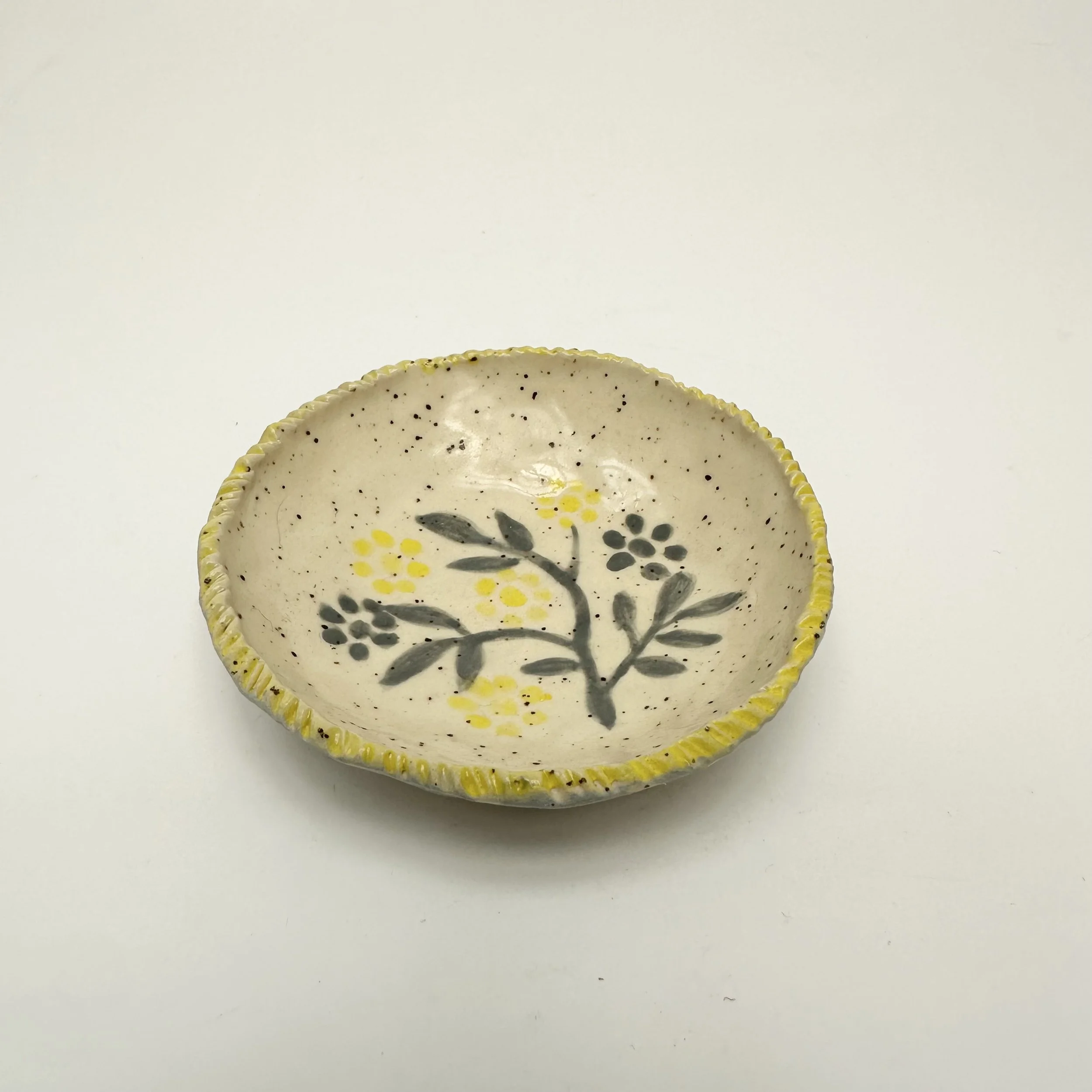 House of TAU: Sm Yellow Lace Plate, TAU59