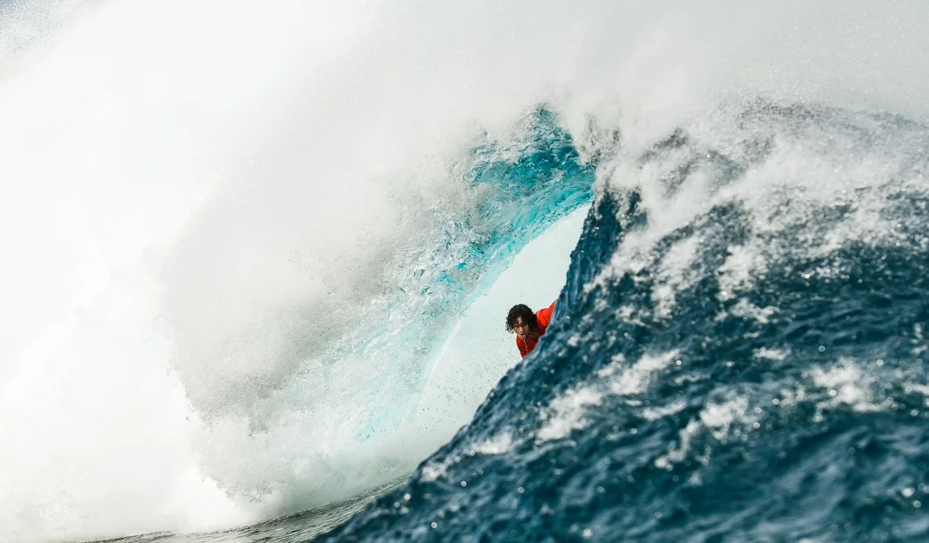 Fora das competições, Marco dedicou-se a ondas de consequencia. Cloudbreak, Fiji. Foto: Rafaski
