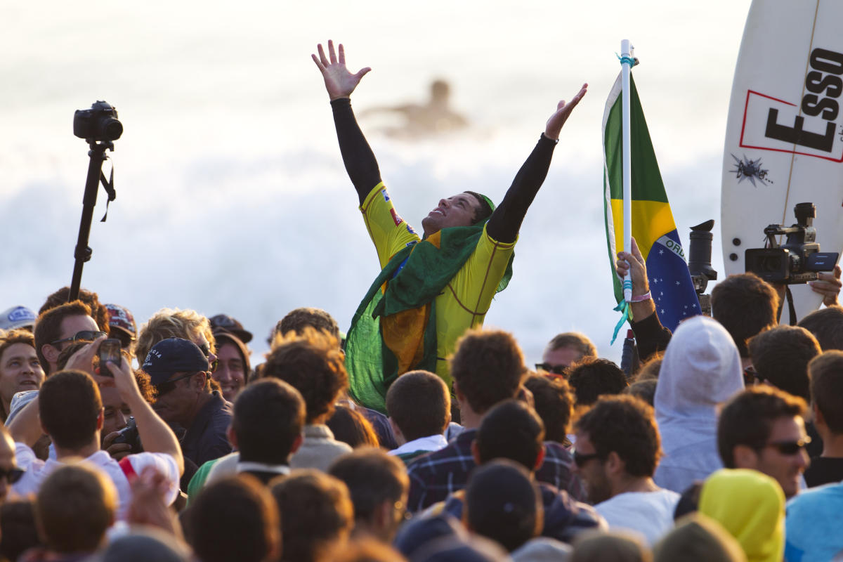 Mineiro após uma final esquentada contra Slater em Portugal, 2011. Foto: WSL
