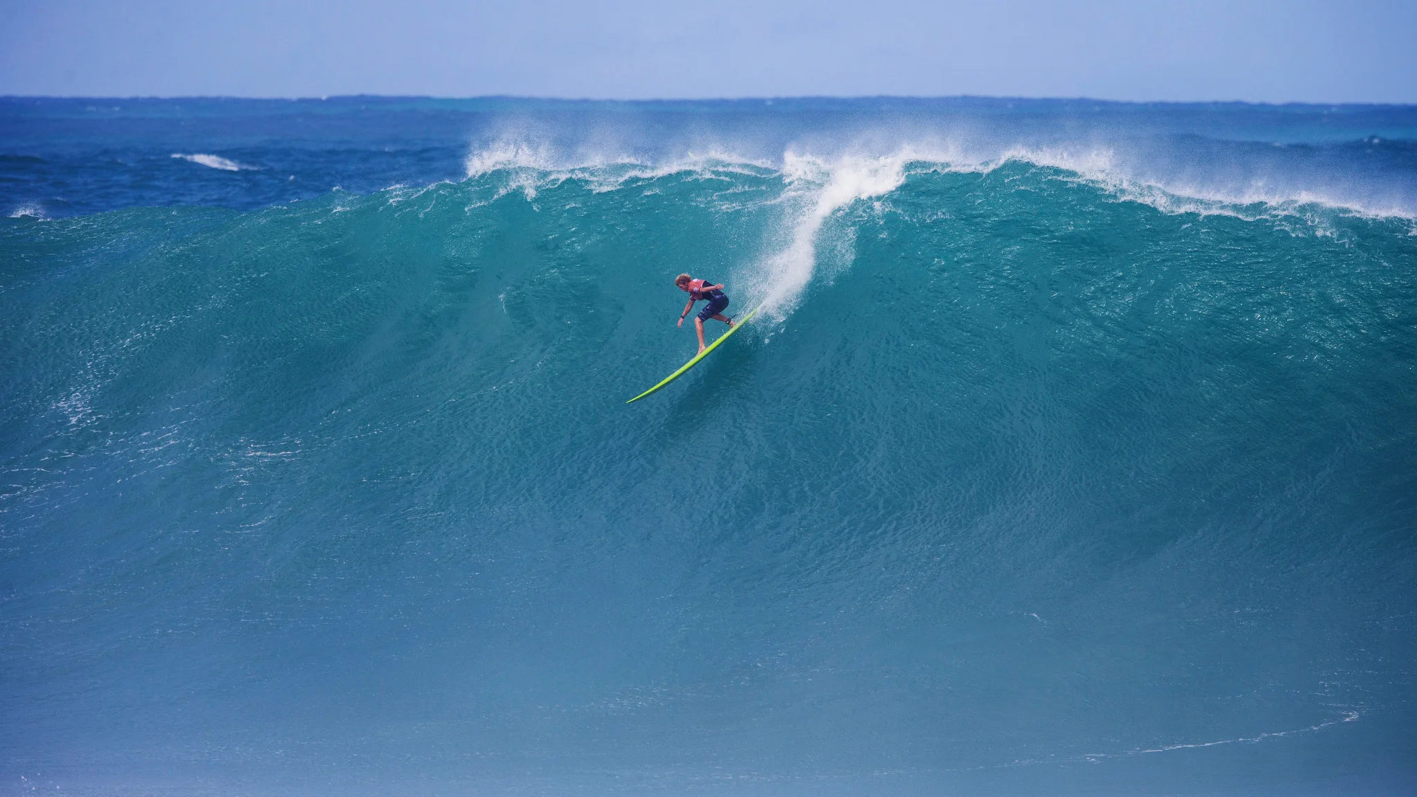 John John Florence despencando para a vitória no Eddie de 2016.