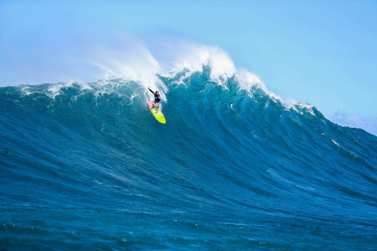 Paige Alms venceu o Pe'ahi Challenge feminino encarando ondas como essa.