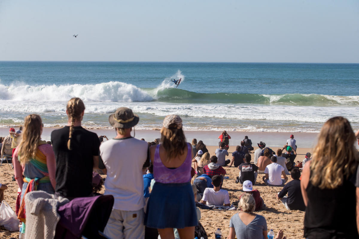 Gabriel voou alto sob pressão para virar de volta a final contra Julian Wilson. Foto: WSL