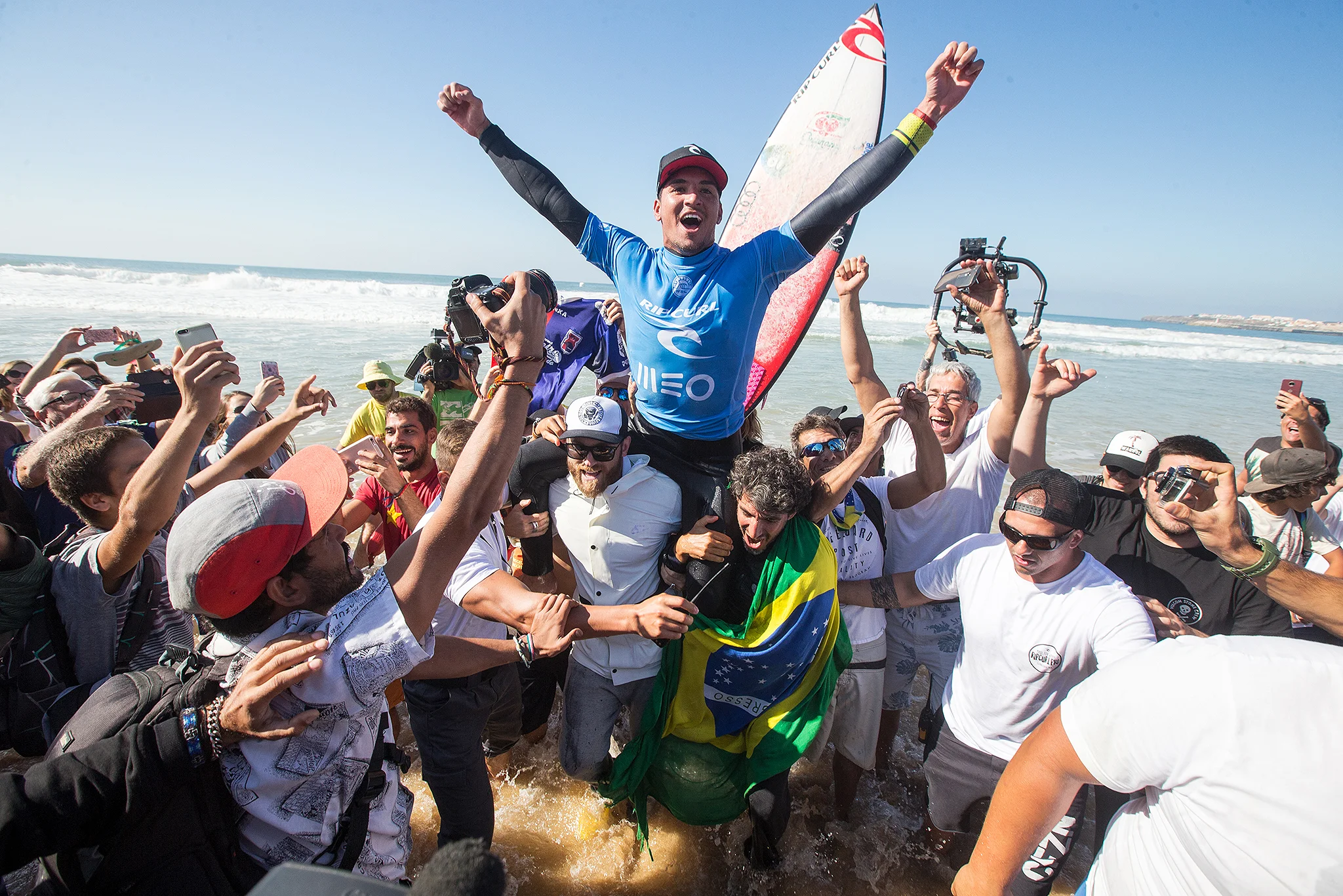 Com a vitória, Gabriel encostou no líder do ranking, o havaiano John John Florence. Foto: WSL