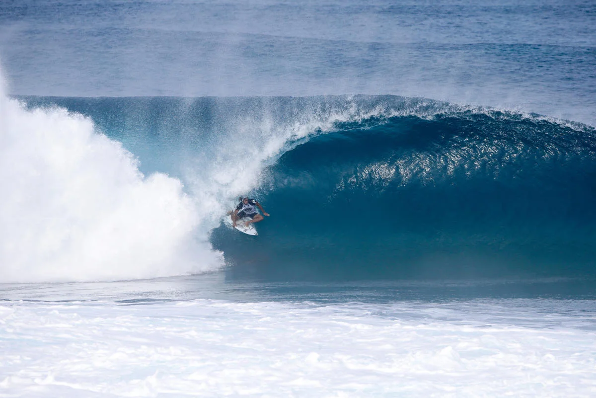 Marco em Pipe durante o Volcom Pro. No evento, com 4 surfistas na água, ele não teve que ser MacGyver pra pegar essa. Já no freesurf... Foto WSL