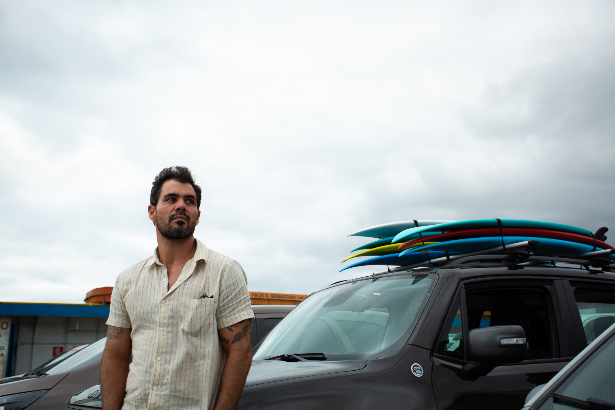 O ator e surfista Juliano Cazarré