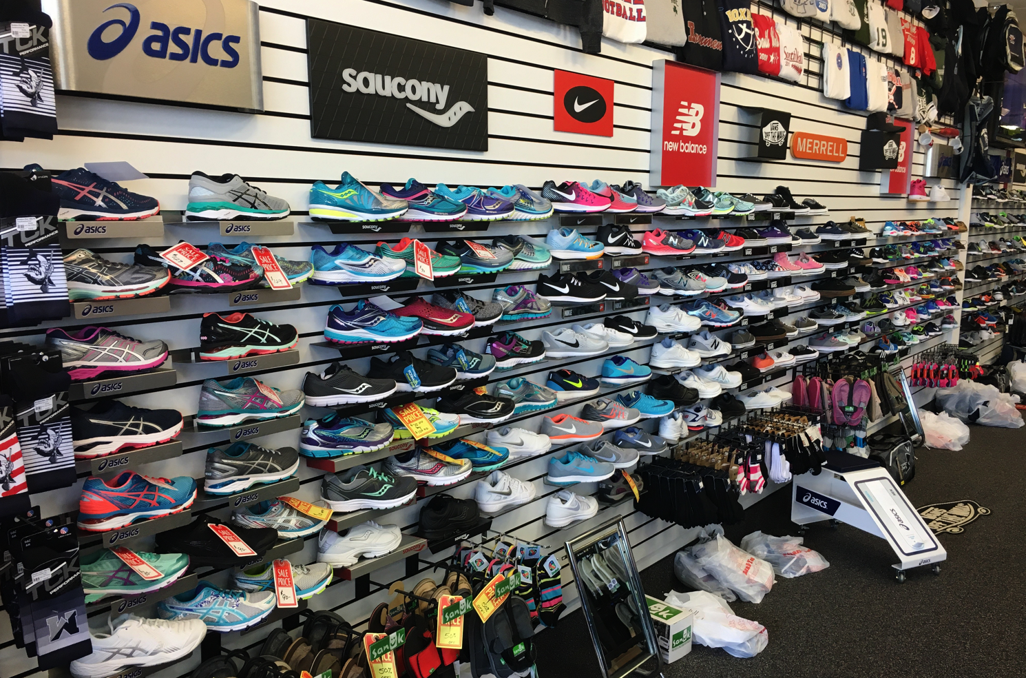 saucony outlet store tinton falls nj