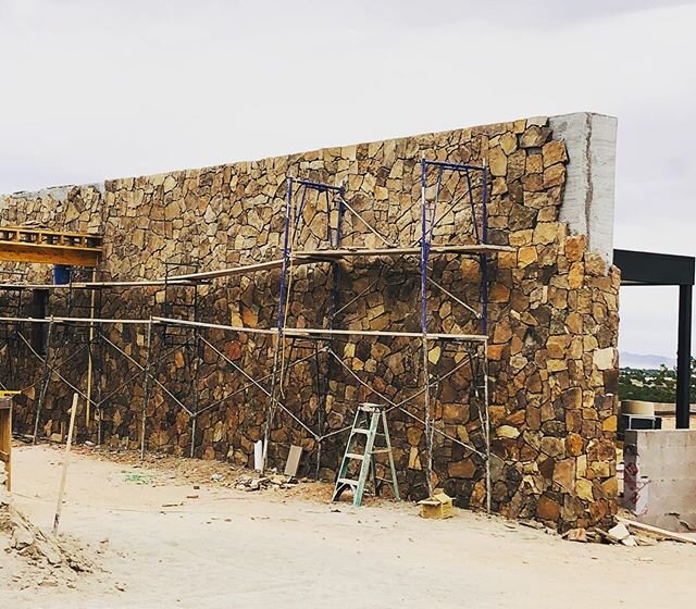 Stone wall is coming along🎉 #dreamhouse @casacielosanto @earlstrongrass @wamostudio #blessed🙏