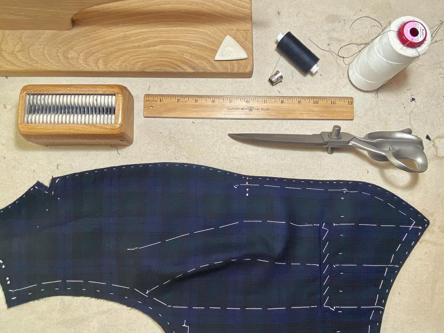 Happy Saturday! 
Who else likes spending a cloudy Saturday morning catching up on some sewing projects 😃 

#tailoring #tailormade #bespoketailoring #bespoketailor #craftersgonnacraft #craftsmanship #sewingproject #sewingaddict
