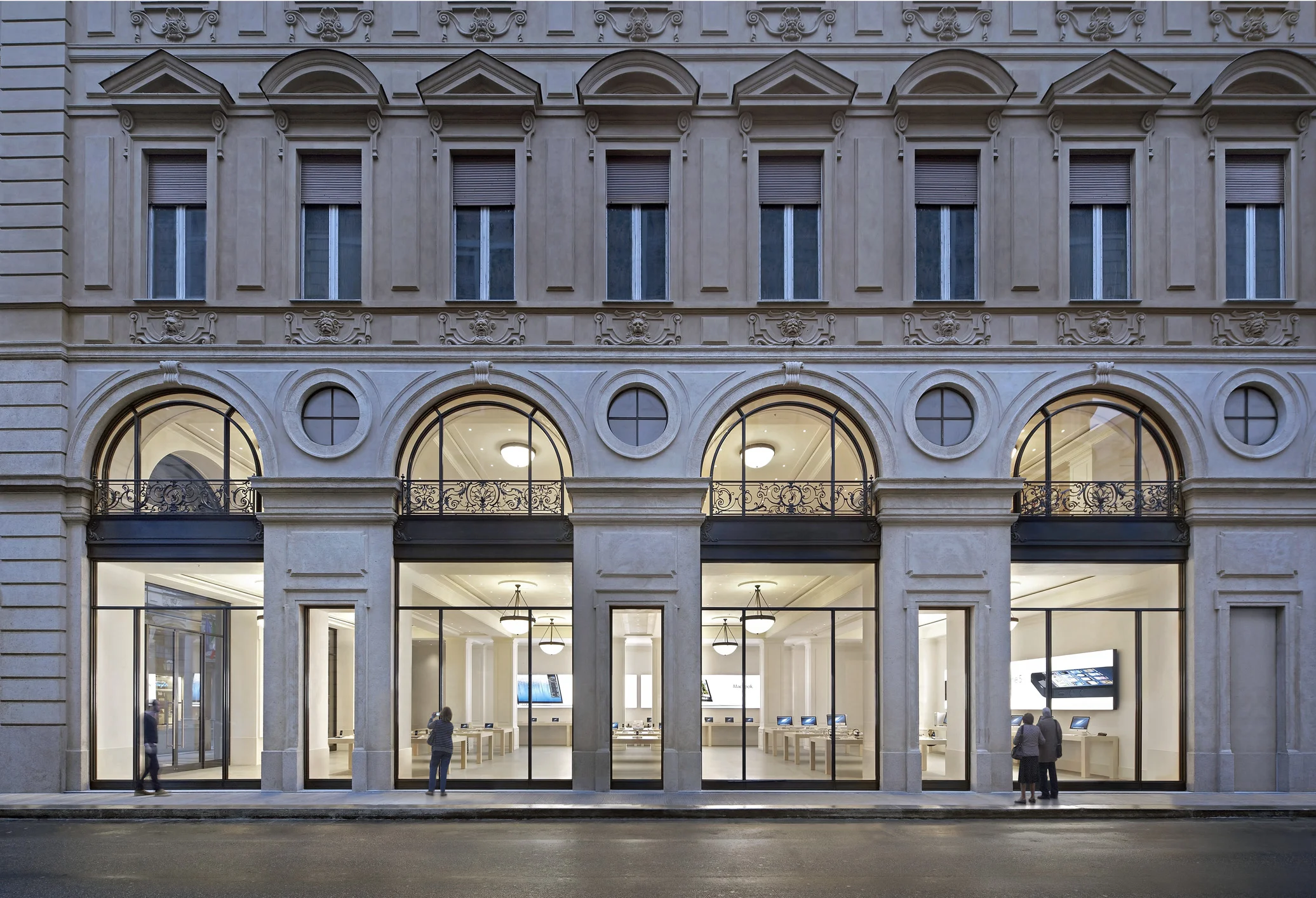 Apple_Via Roma_Turin_005_option 1-1.jpg