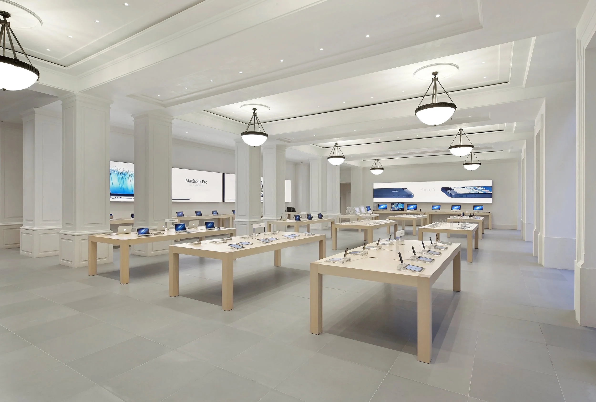 Apple_Via Roma_Turin_006_touched up_MB.jpg