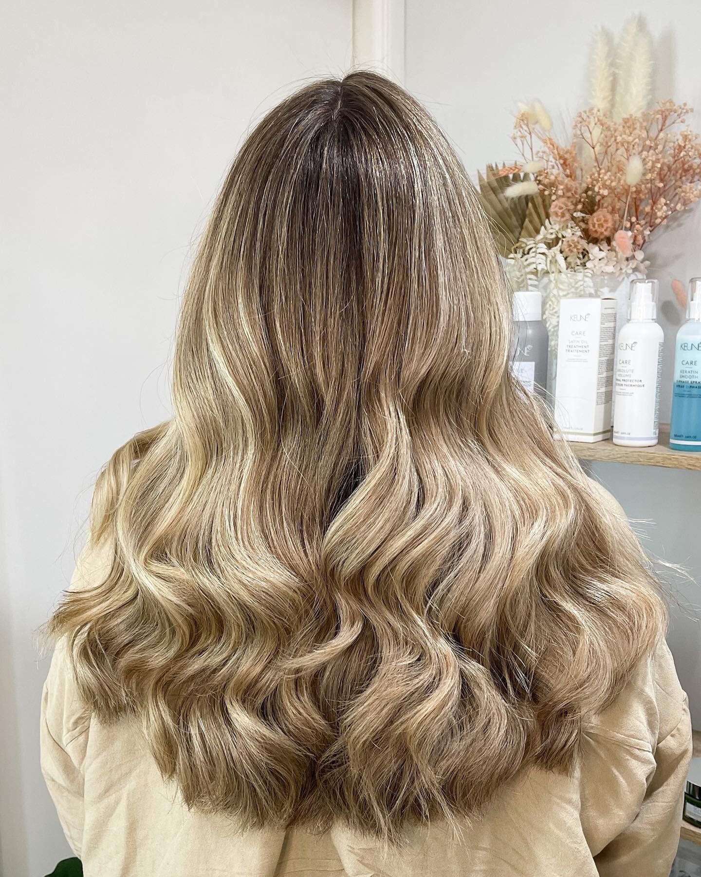 Bright lived in blondes are my favourite 🌞
➡️ Swipe for the before ➡️