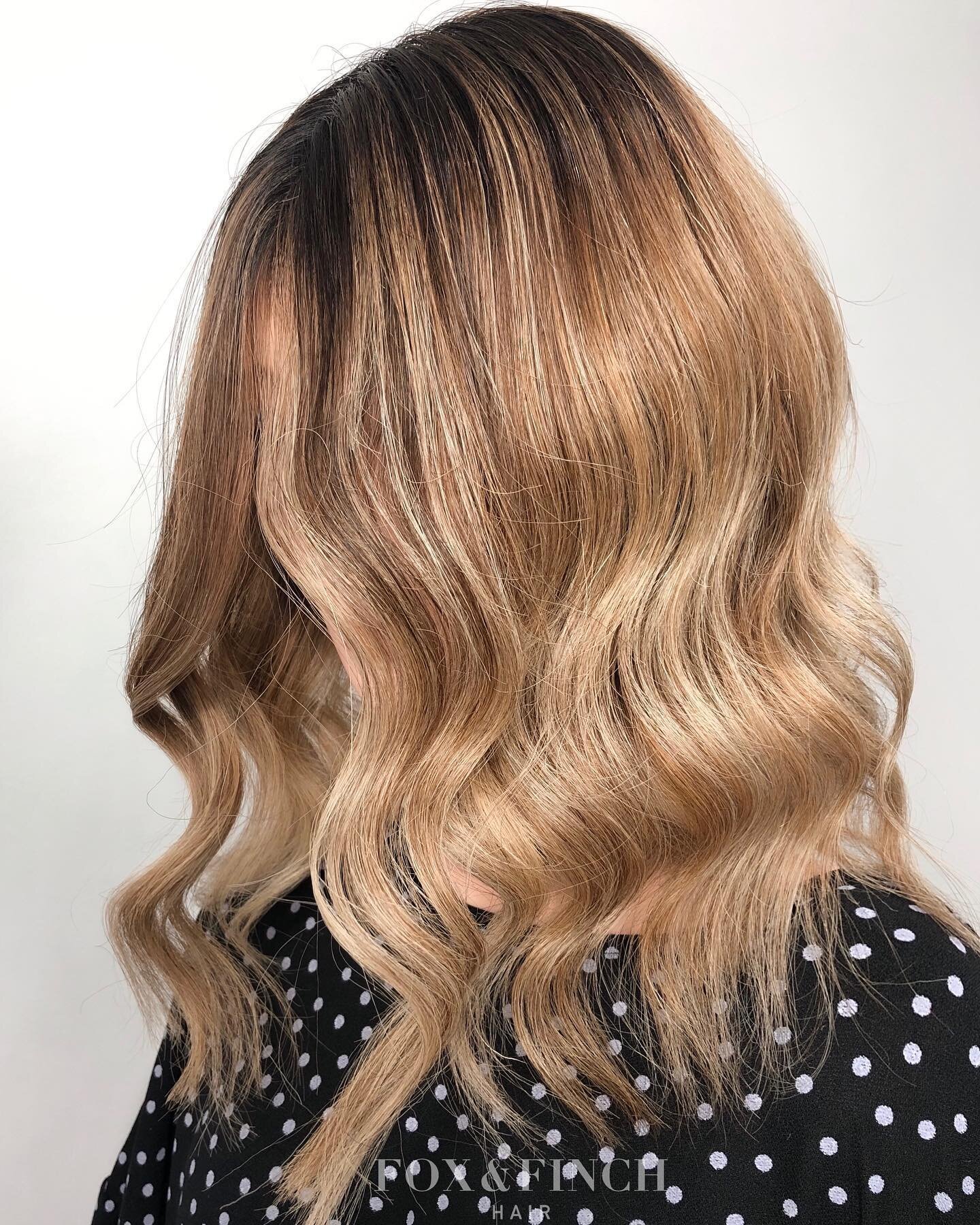 Shiny bronde balayage☀️
Swipe for before ➡️➡️ #foilmefoils #keunecolor #keunehaircosmetics #keuneanz #olaplex #yspark #bronde #balayage #sunshinecoast #sunshinecoasthairdresser #sunshinecoasthairstylist #sunshinecoasthair #caloundra #caloundrahair #c