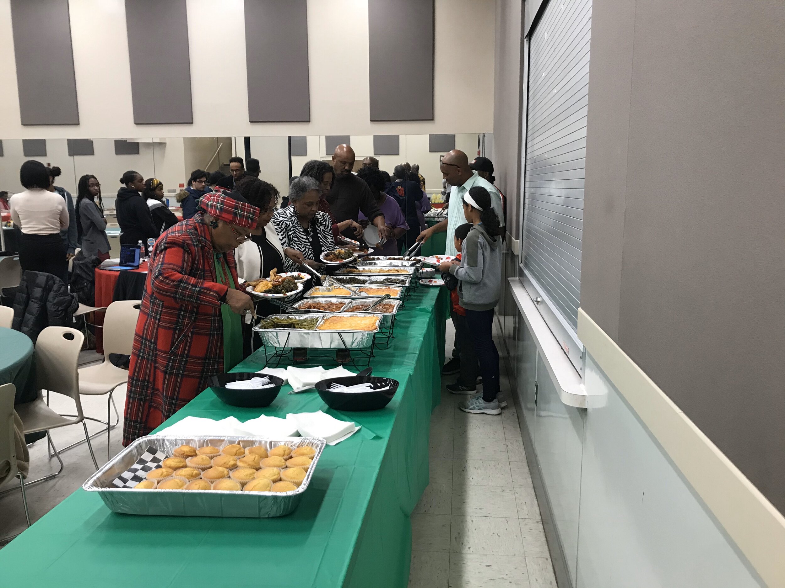  Students and faculty gather to enjoy wings, baked chicken, fried fish, and other foods. (Zamir Courtney/The Black Explosion) 
