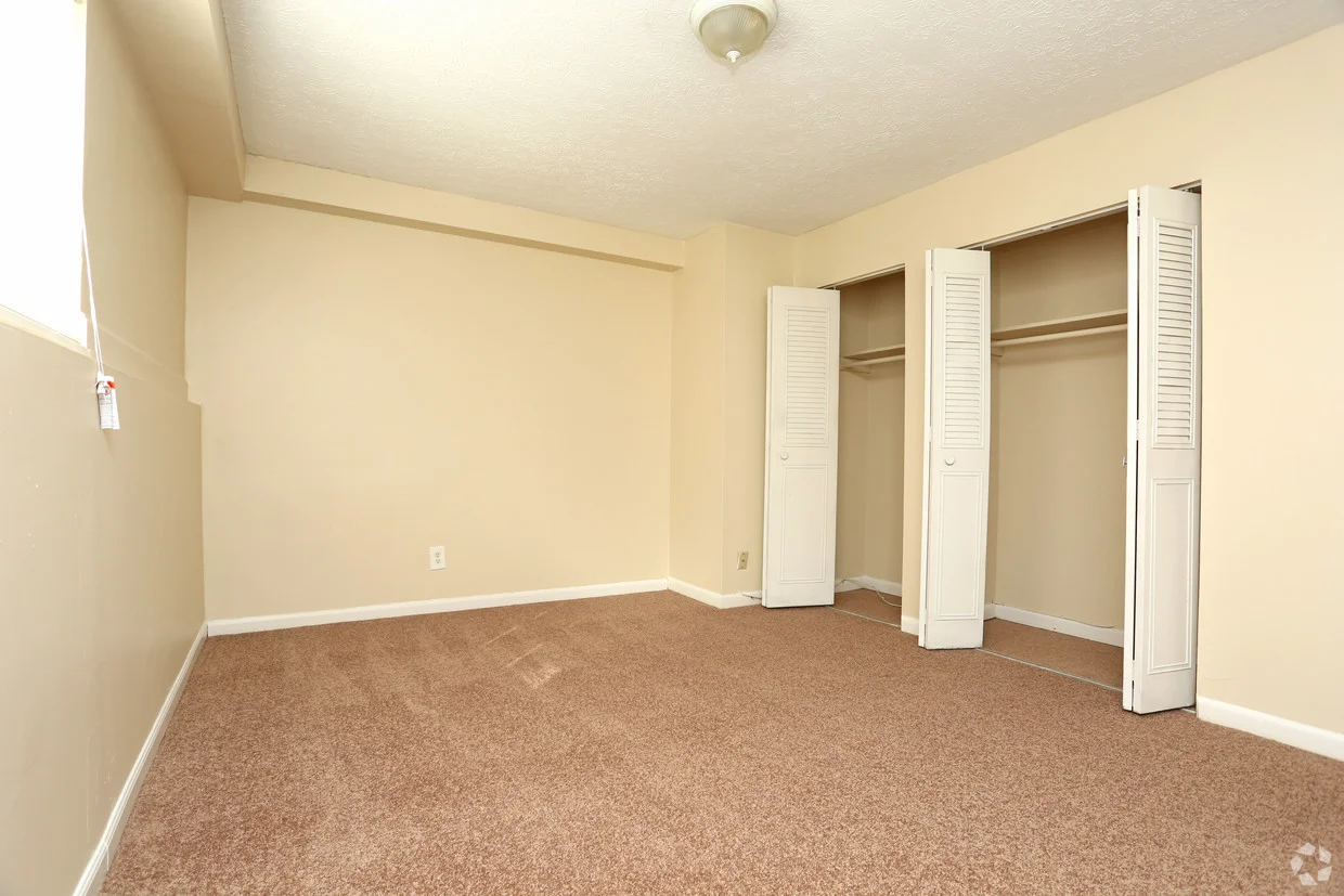 king-solomon-jeffersonville-in-1br-1ba---680-sf---bedroom (1).jpg