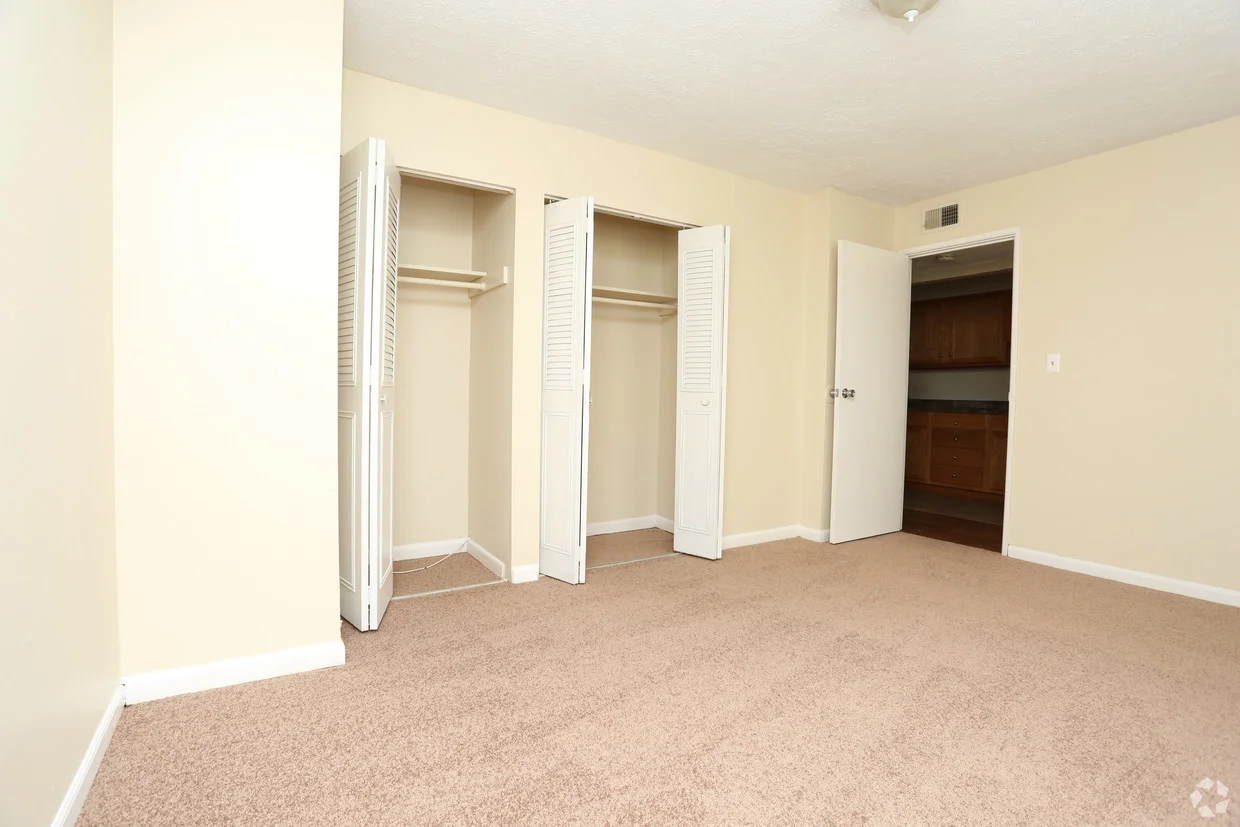 king-solomon-jeffersonville-in-1br-1ba---680-sf---bedroom (2).jpg