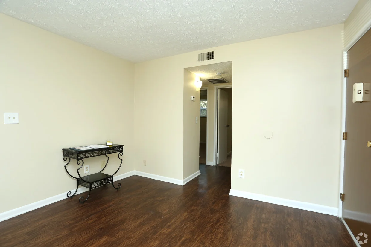 king-solomon-jeffersonville-in-2br-1ba---760-sf---living-room (1).jpg