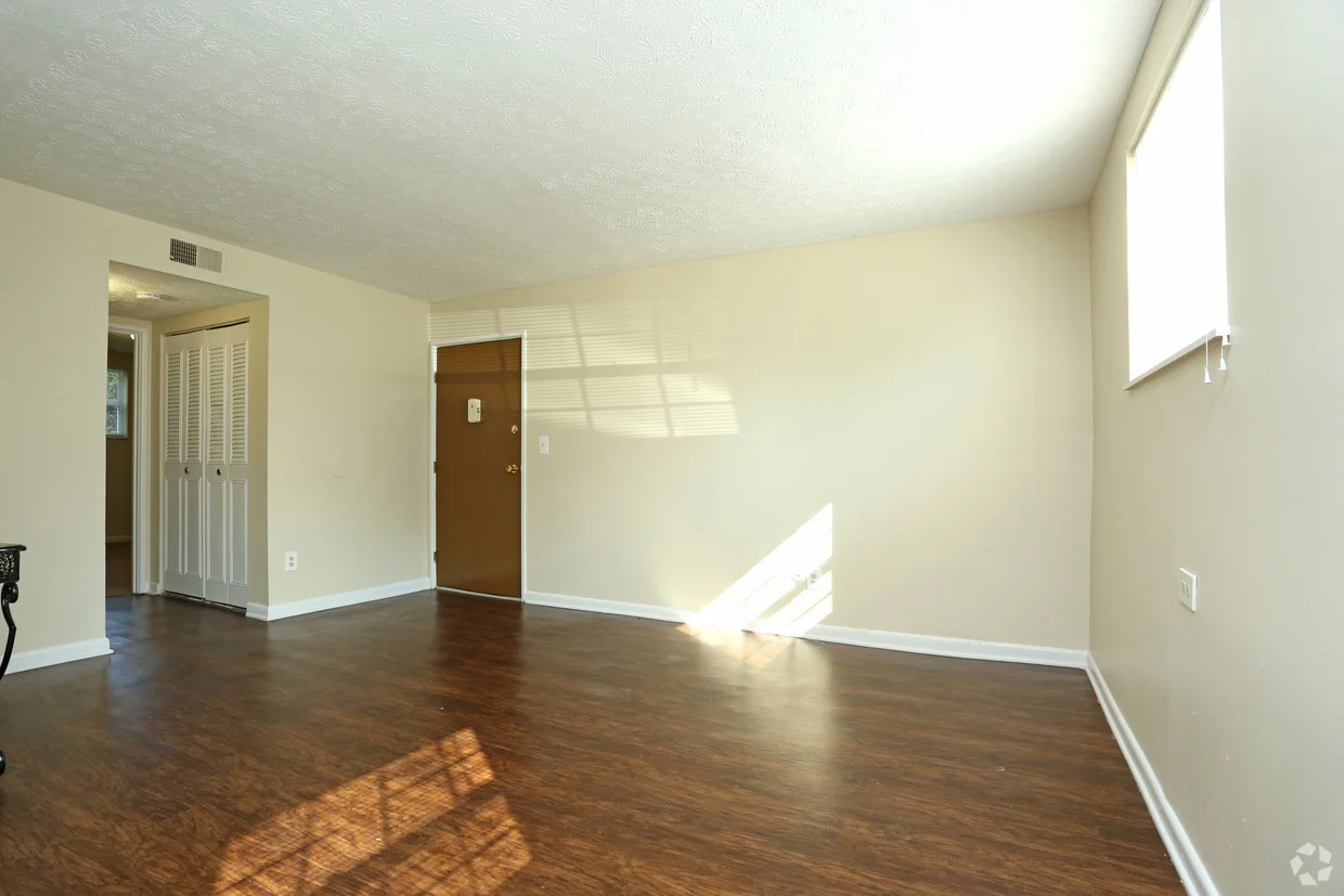 king-solomon-jeffersonville-in-2br-1ba---760-sf---living-room.jpg