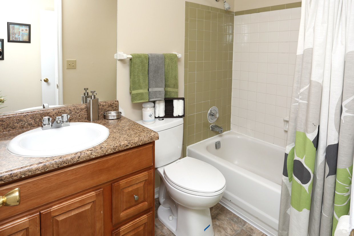 king-george-louisville-ky-2br-2ba---1150-sf---bathroom (1).jpg