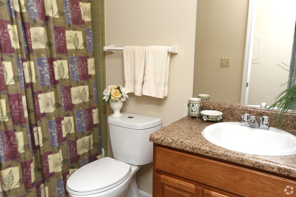 king-george-louisville-ky-2br-2ba---1150-sf---bathroom.jpg