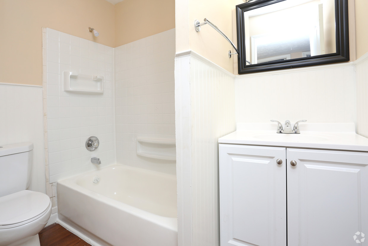 king-henry-lexington-ky-2br-15ba---850-sf---bathroom.jpg