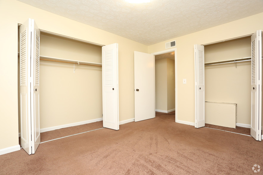 iroquois-garden-apartments-louisville-ky-1-br-1ba---800-sf---bedroom.jpg