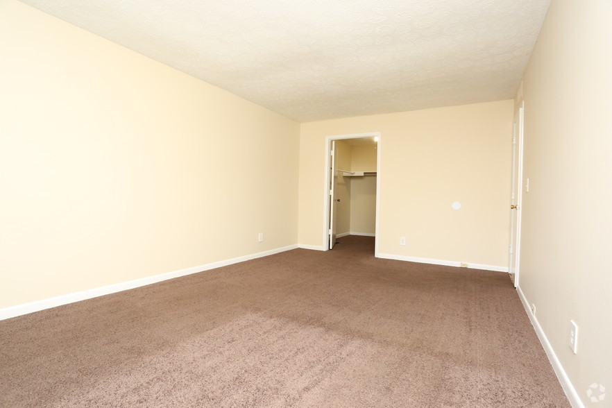 iroquois-garden-apartments-louisville-ky-2br-1ba---1000-sf---bedroom.jpg