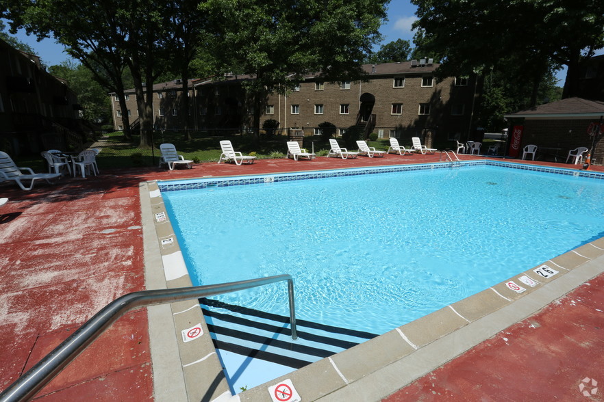 iroquois-garden-apartments-louisville-ky-pool (2).jpg