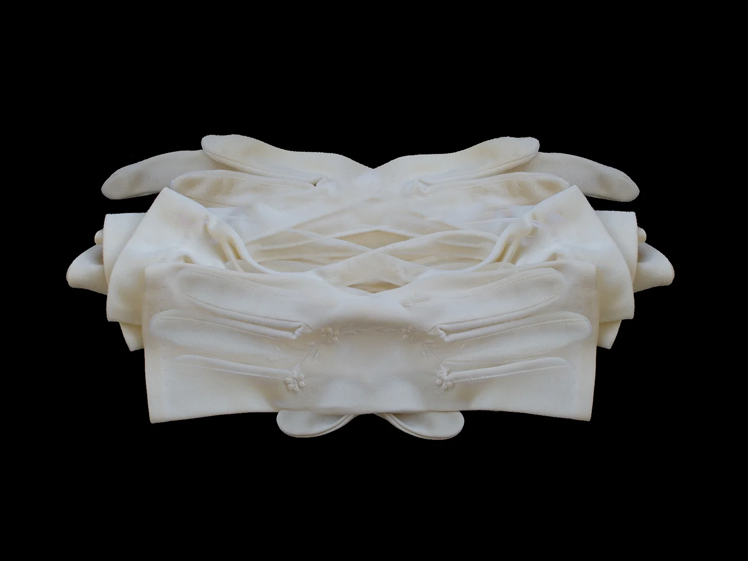 BEAUTIFUL THINGS Gloved