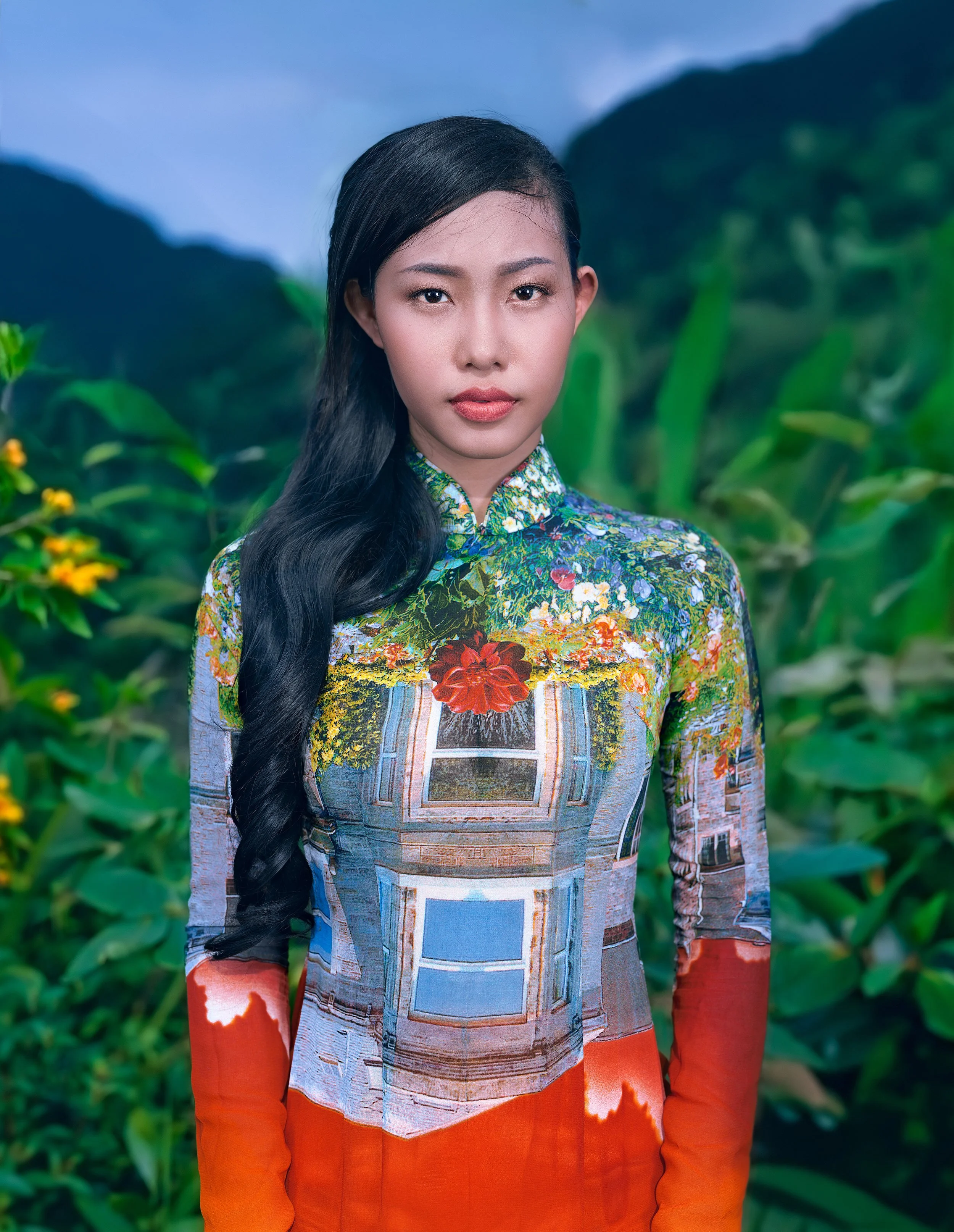 Tuyền Vestida,  from the "Lifestyles" series.sRGB1966 (Collection de l'artiste) 76.8 cm x 62.23 cm. (30 1/4 x 24 1/4 inch.)