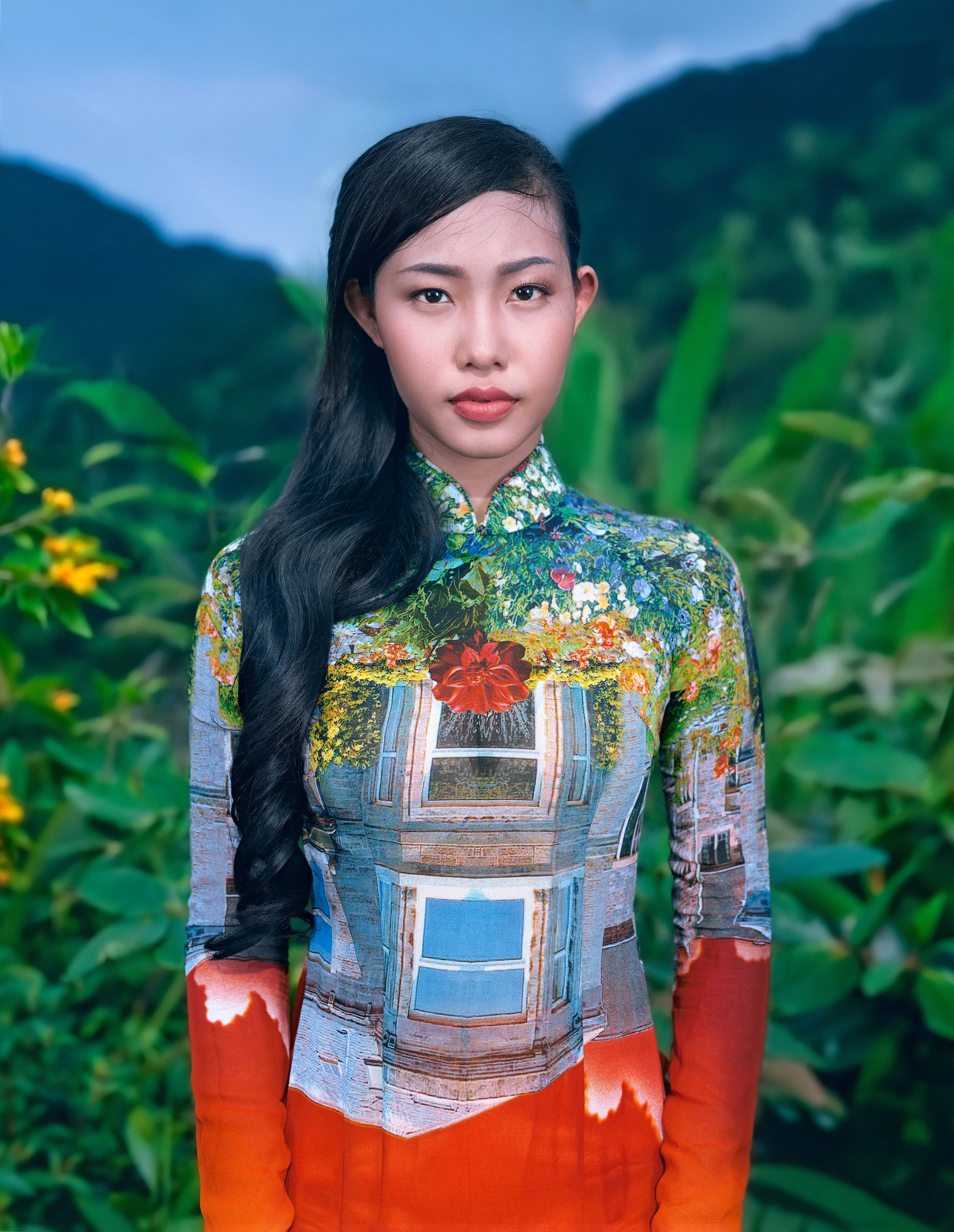 Tuyền Vestida,  from the "Lifestyles" series.sRGB1966 (Collection de l'artiste) 76.8 cm x 62.23 cm. (30 1/4 x 24 1/4 inch.)