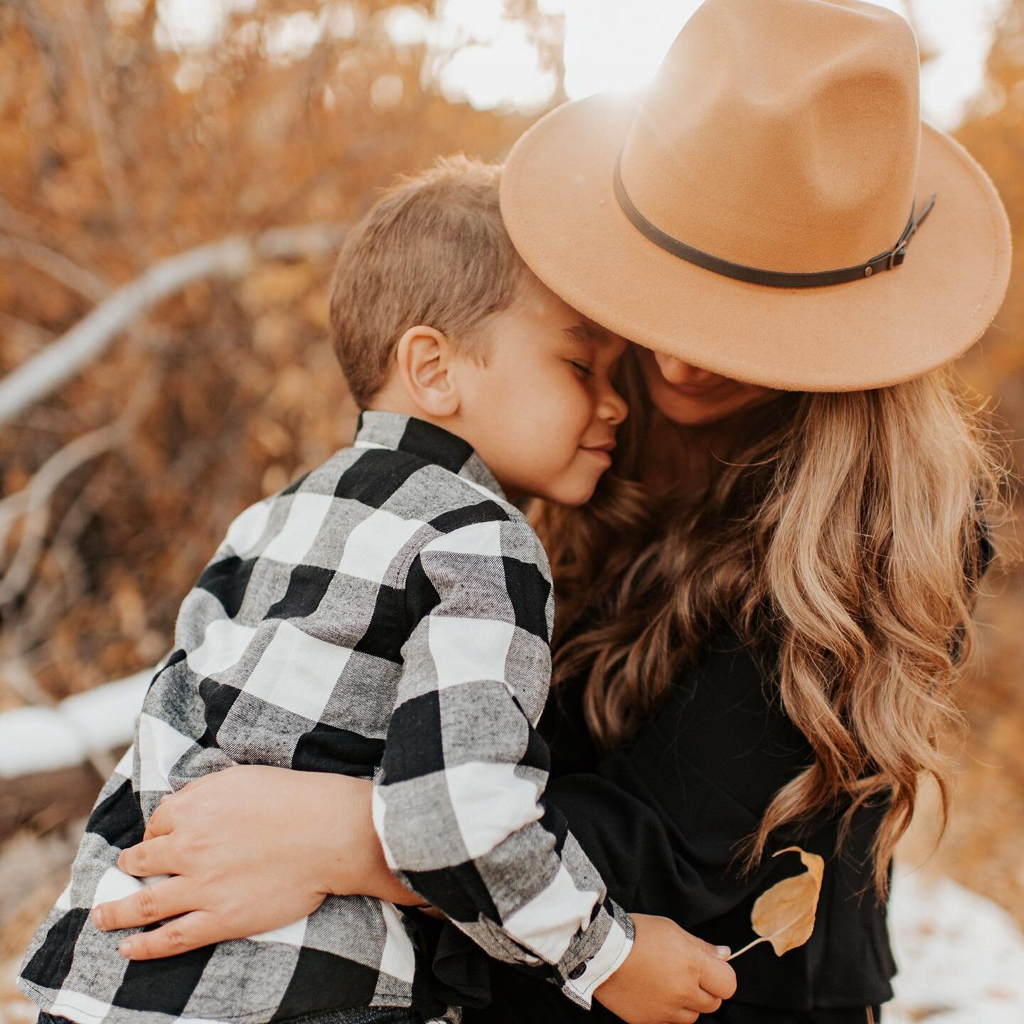 Momma cuddles 🧡 I love shots like these cause most sessions with little ones include lots of movement and excitement, dancing, running and jumping around, maybe some yelling, and lots of belly laughs lol. The in between moments of going back to mom,