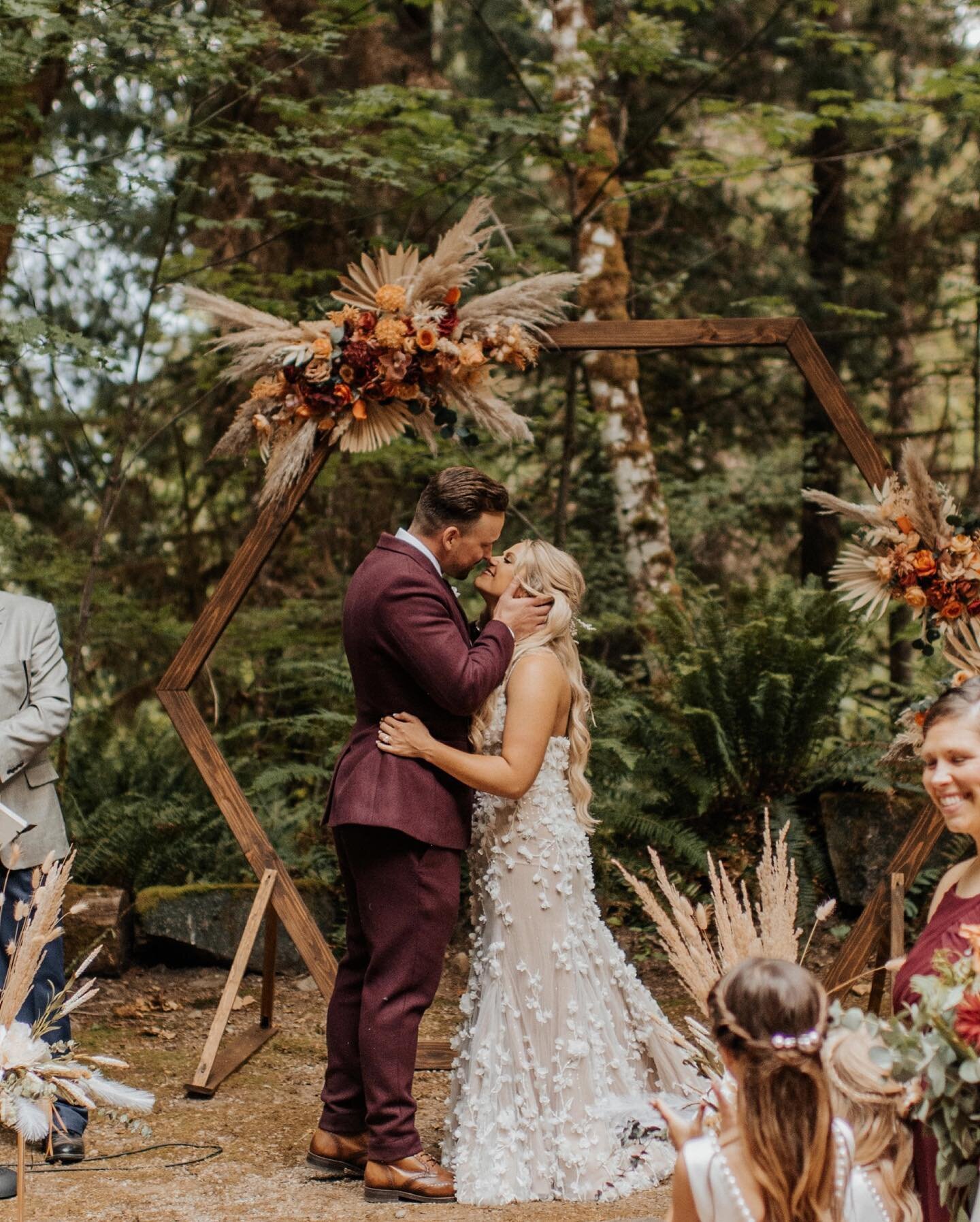 Interrupting the regular scheduled Tahoe content for something a lil different. I can&rsquo;t believe I haven&rsquo;t shared more of this magical forest wedding tucked away at the cutest venue that was something out of a movie! I&rsquo;m definitely g