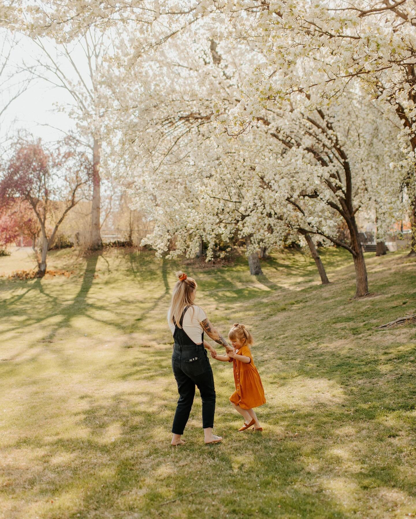 It&rsquo;s officially spring 🌸🙌 which means Mother&rsquo;s Days is right around the corner too. For the last several years I&rsquo;ve hosted a set of mini sessions to celebrate motherhood in all of its forms. This is a perfect chance for you to cel