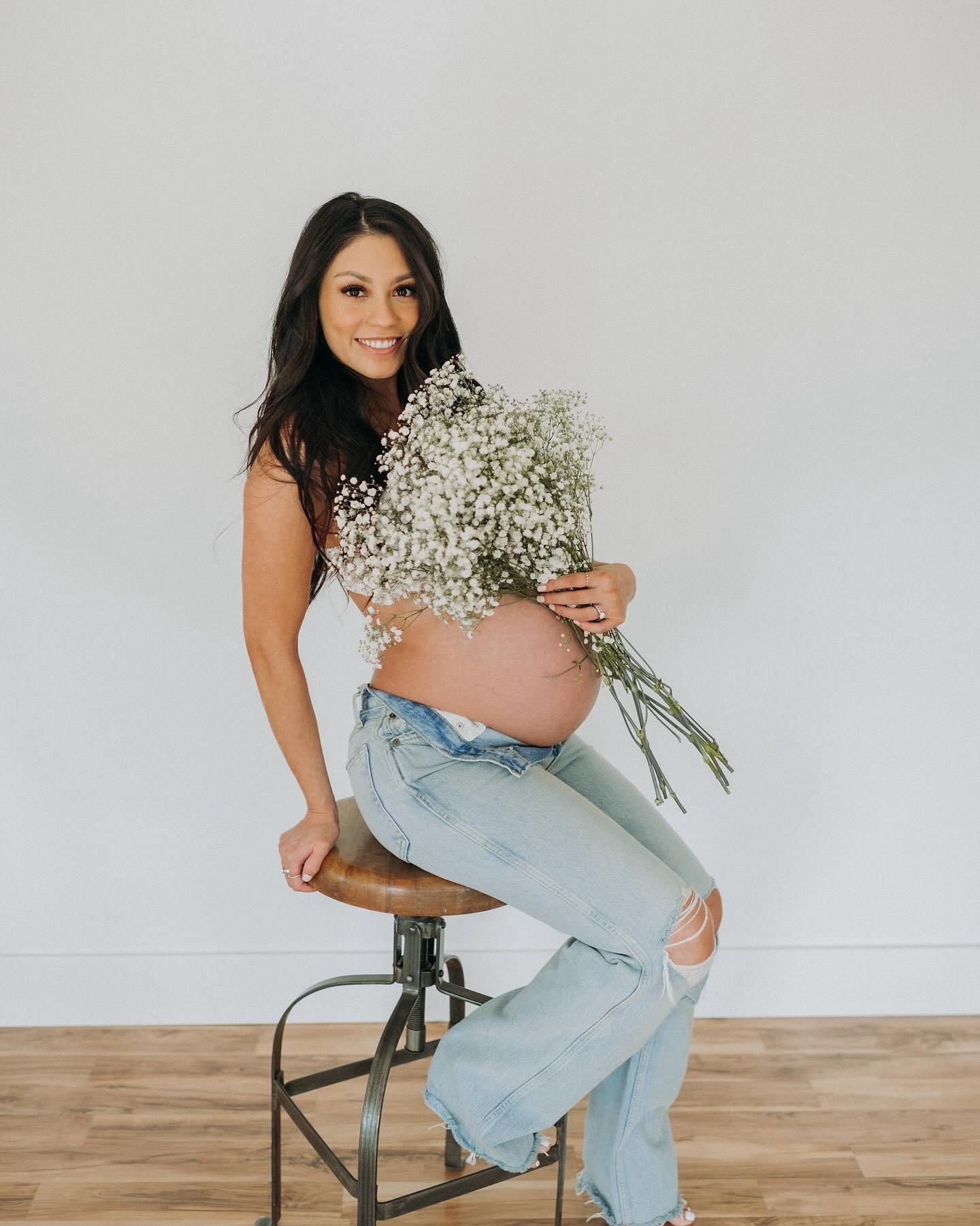 Something about a simple backdrop, an oversized button up + blue jeans and some fresh flowers 😍 it&rsquo;s been a whole year but I&rsquo;m still obsessed with this maternity session and this cute lil fam ❤️here&rsquo;s your sign book a studio sessio