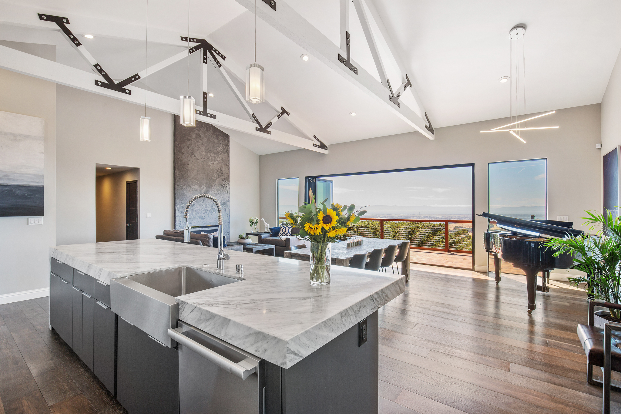 Open kitchen concept with a panoramic, 3 bridge view of the Bay and San Francisco. 8’ La Cantina Bifolding Door System spanning 23’.