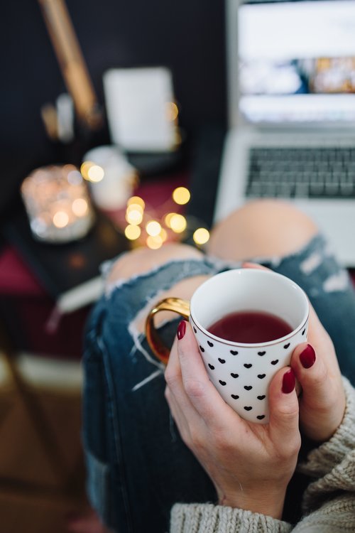 kaboompics_Woman+drinking+hot+tea+in+her+home+office+(1).jpg