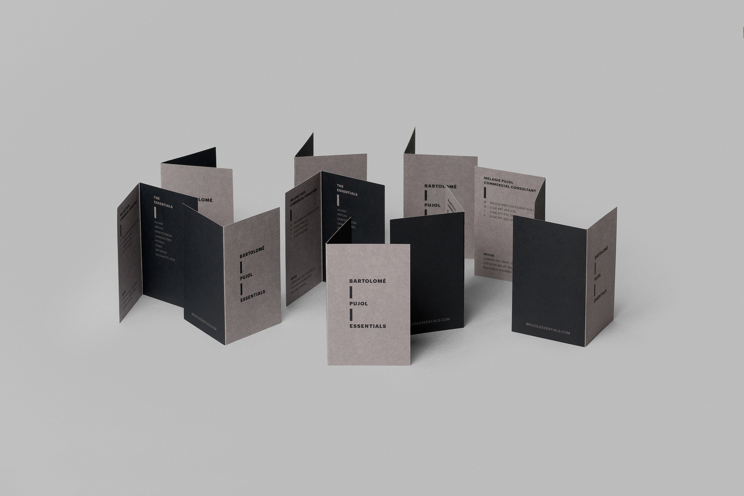 From the design of a logo/symbol, we generate a system based on the concept of "connection". Compositions based on the use of space. In a context of trademarks, materials and dark colors we propose not to compete with them.