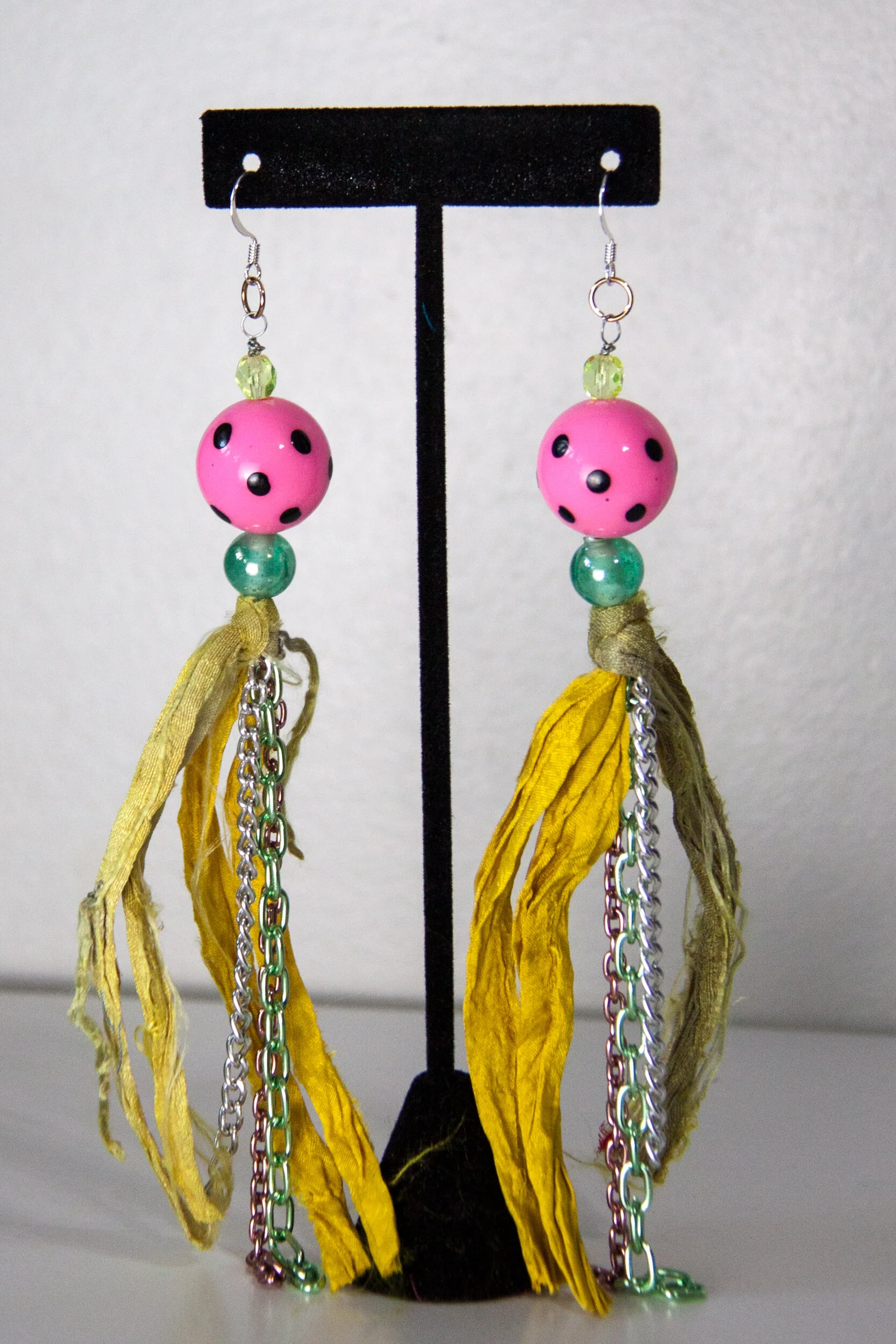 PinkBubblegum_YellowTasNChains_STAND.jpg
