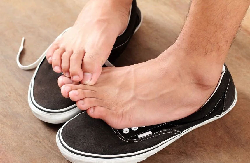 14650060_M_Toenails_Shoes_Feet_Itch.jpg