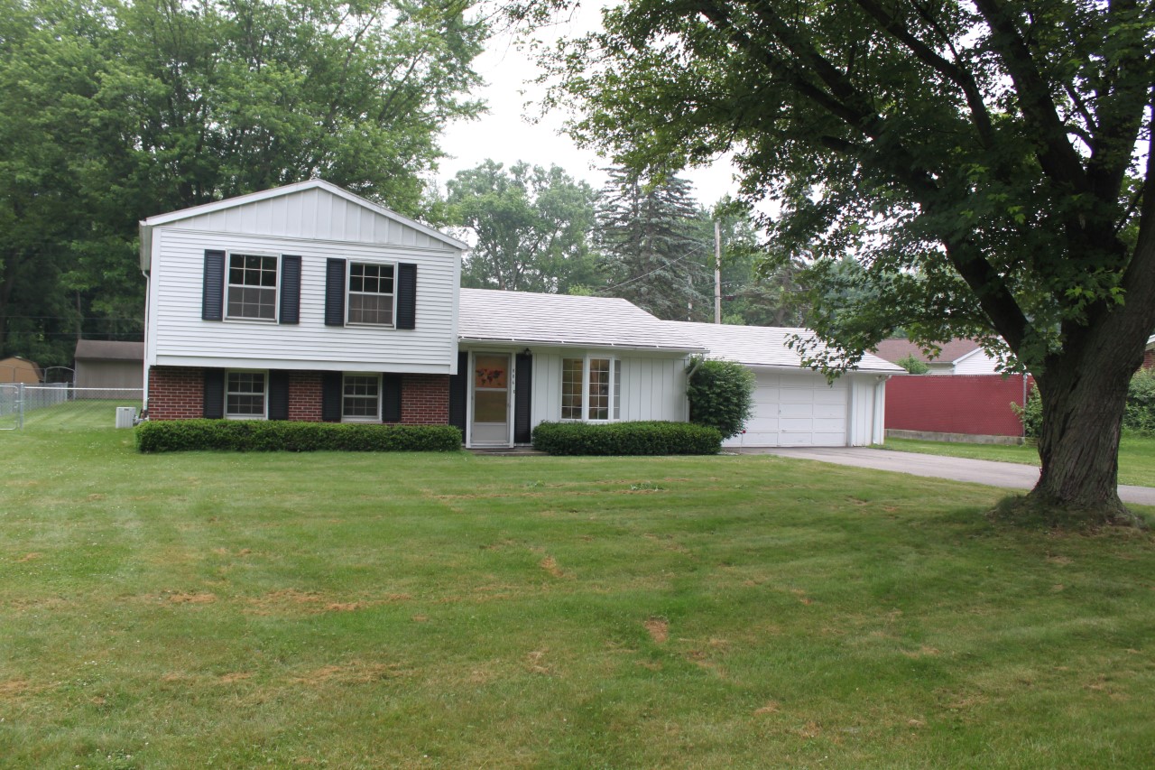 806 Lynwood Dr, Goshen, IN — Model Real Estate, Goshen, Indiana