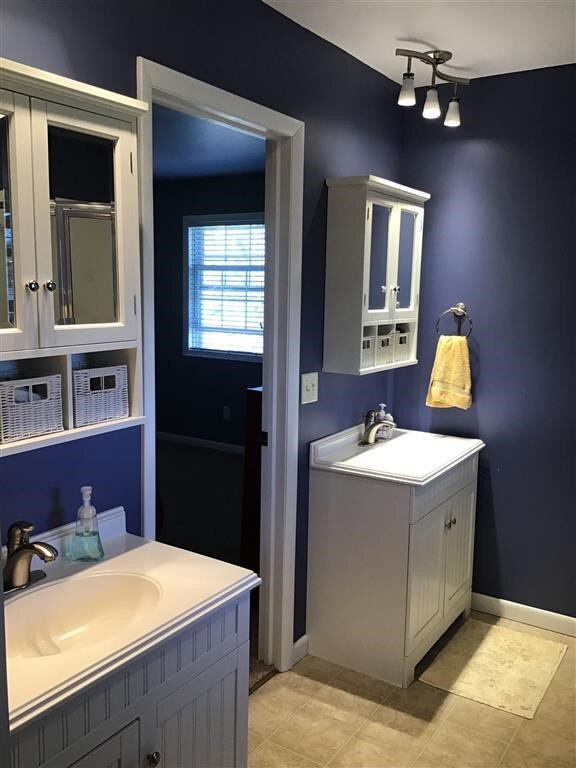 Upstairs bathroom 2 (Custom).jpg