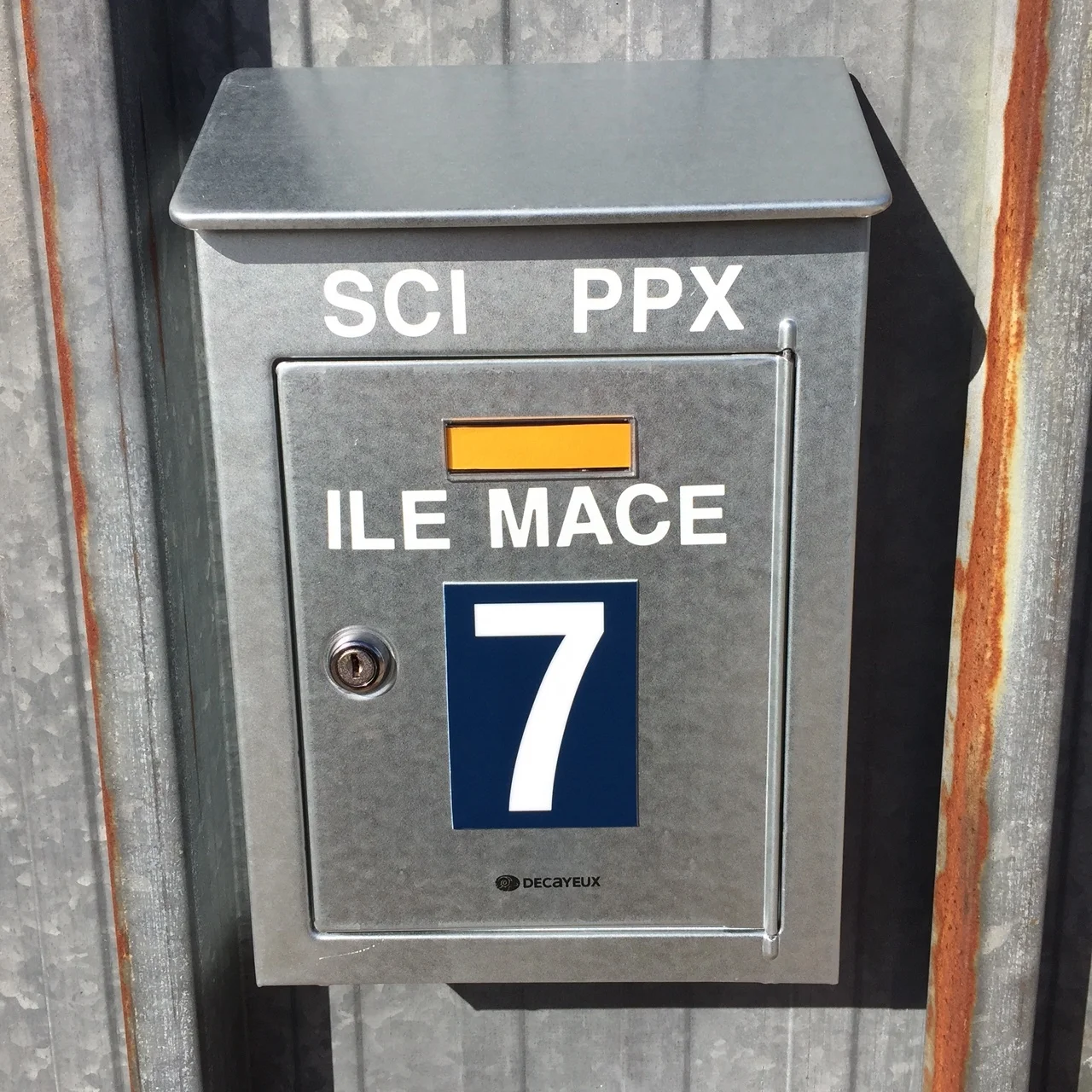 PPX RECYCLING BOX!Face à Nantes, on prend le bateau pour traverser la rive gauche de la Loire en moins de dix minutes et on se retrouve comme dans un village au bord de la mer... En fait c'est en bord de Loire... à Trentemoult exactement!