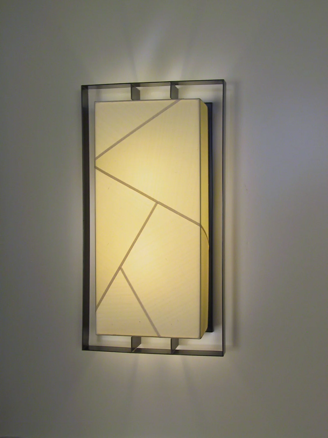 Halo_W-116_Halo Vertical Sconce_Black_Porto.JPG