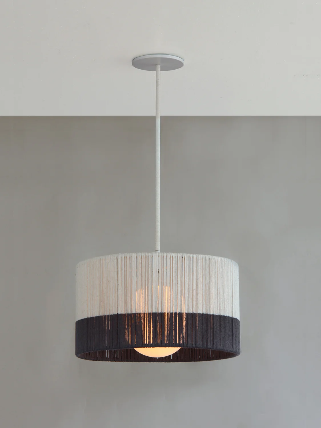 Rope_C-210_Horizon String Pendant_White_Black_on.jpg