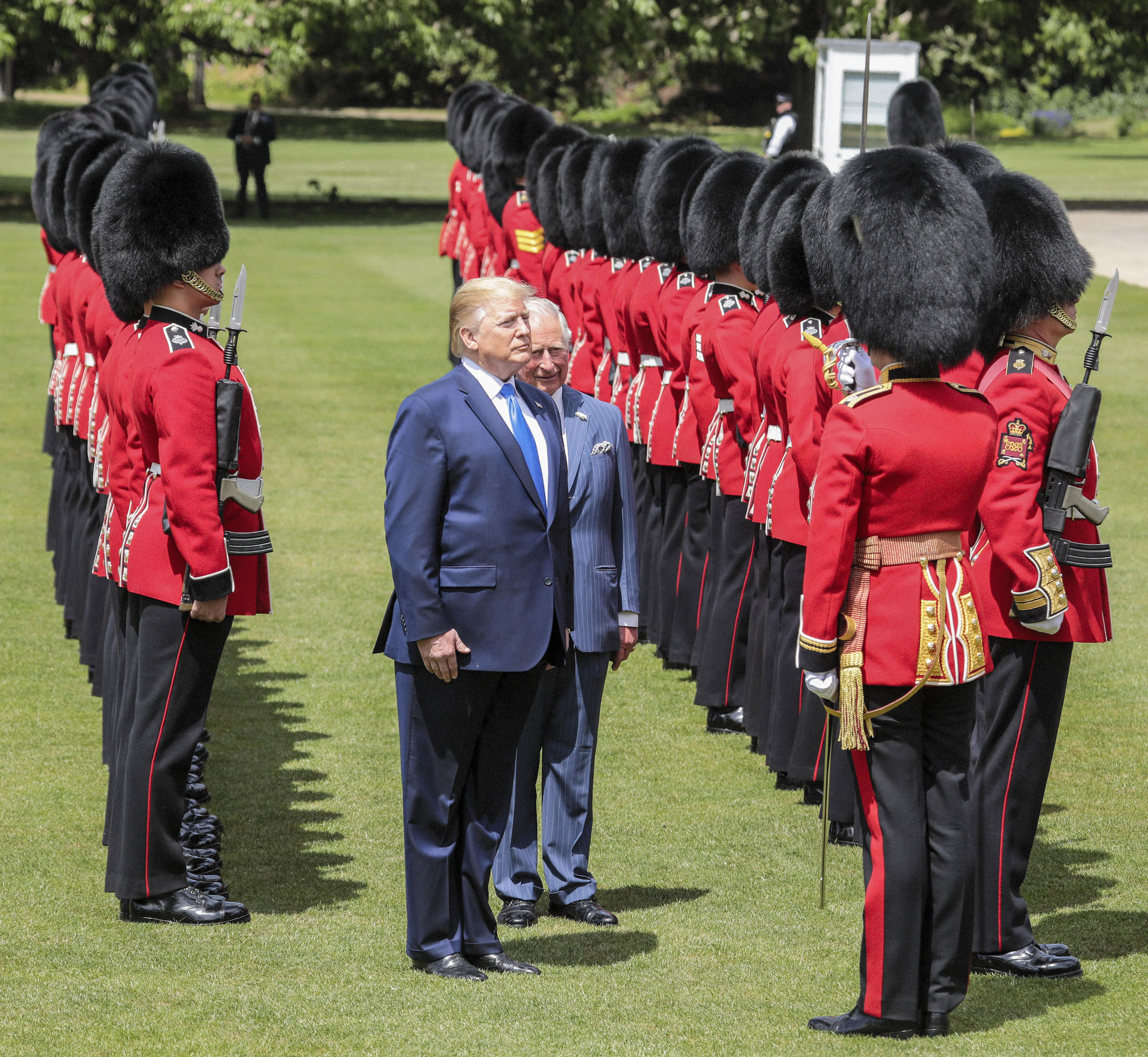 pht_b5327_trump_buckingham_palace_124113.JPG