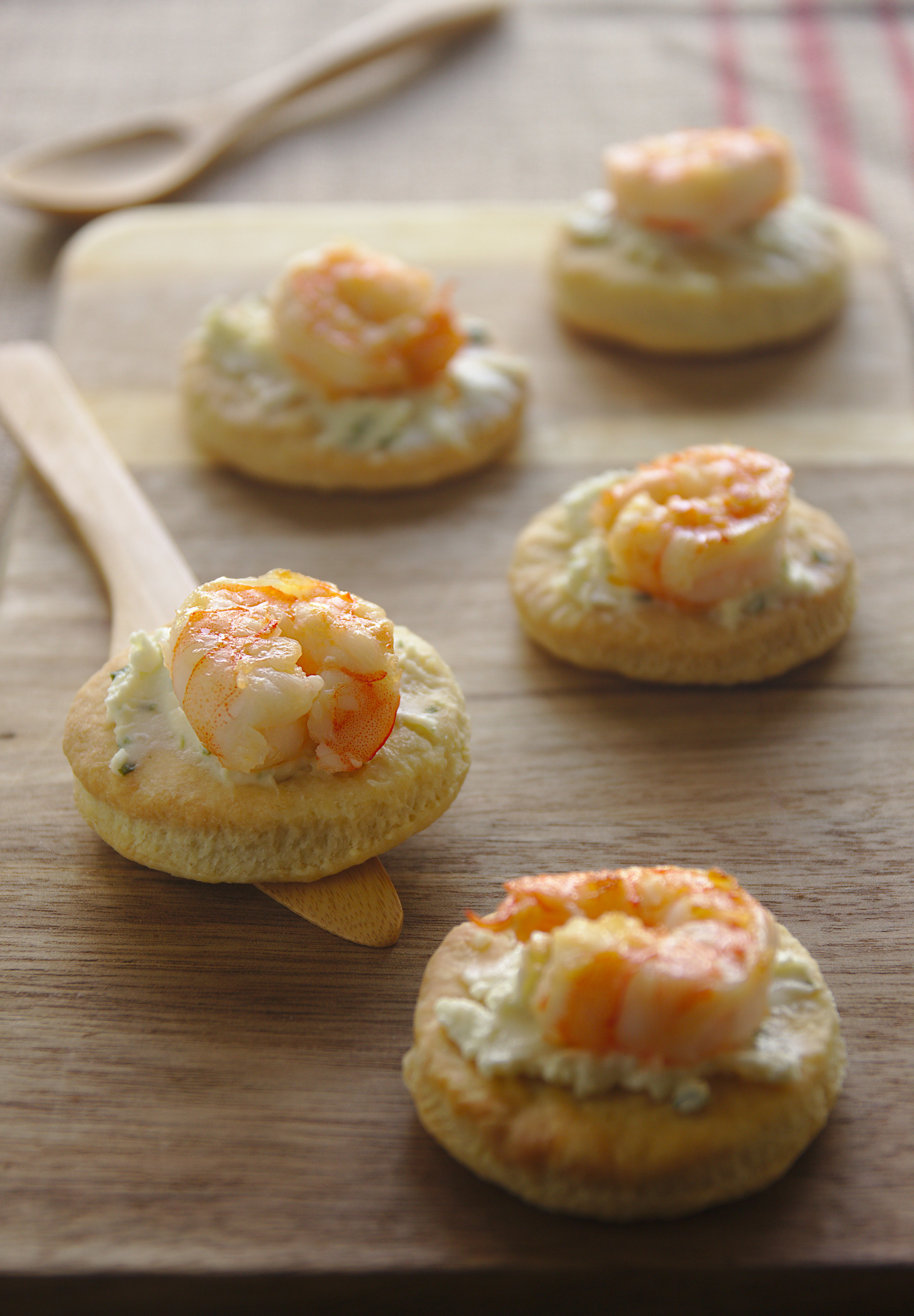 Canapés with shrimps and Pastis