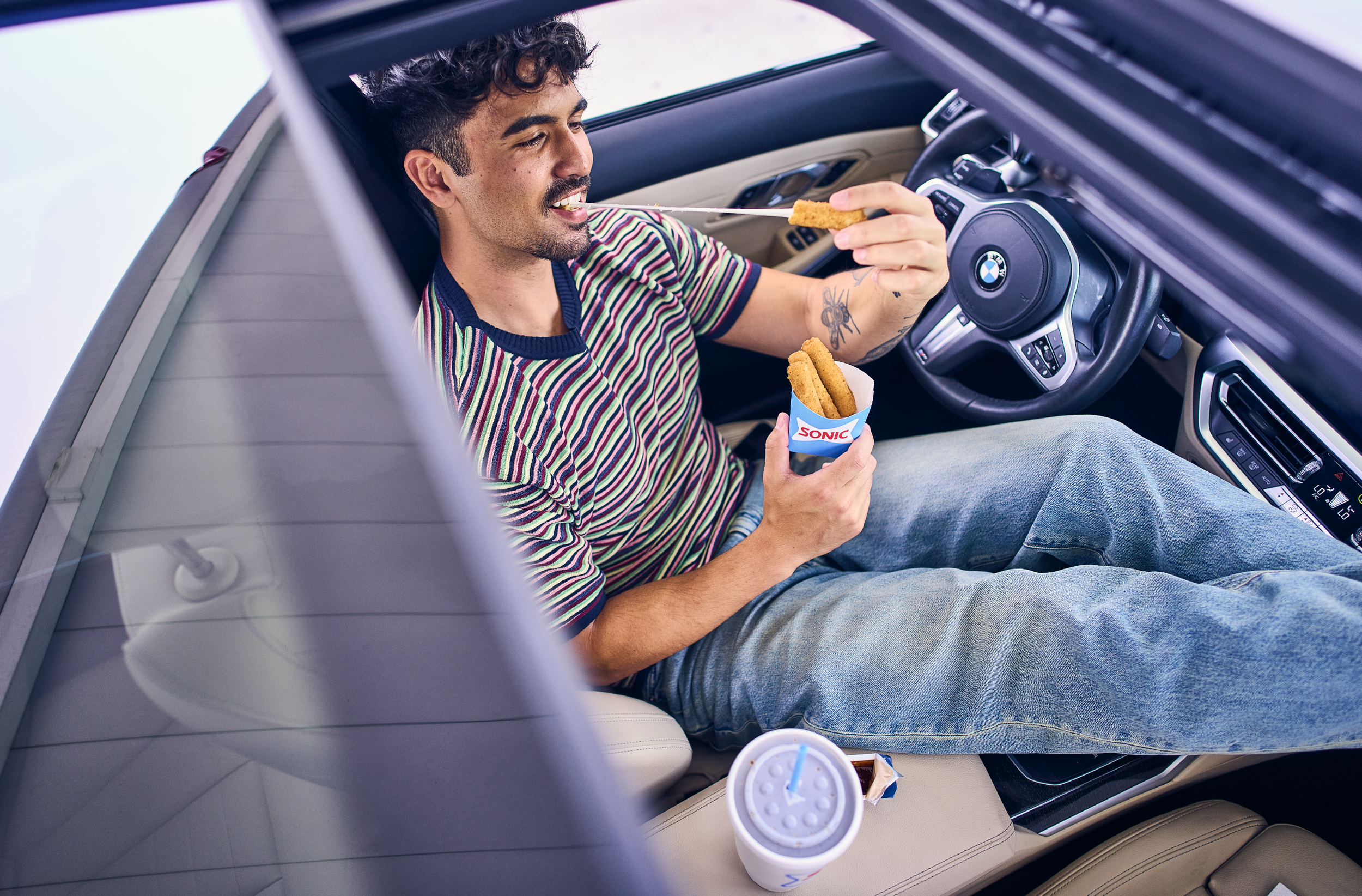 23-Stall-Guest_M-Blue_BMW-Mozz_Stick-Feet_Up-16508.png