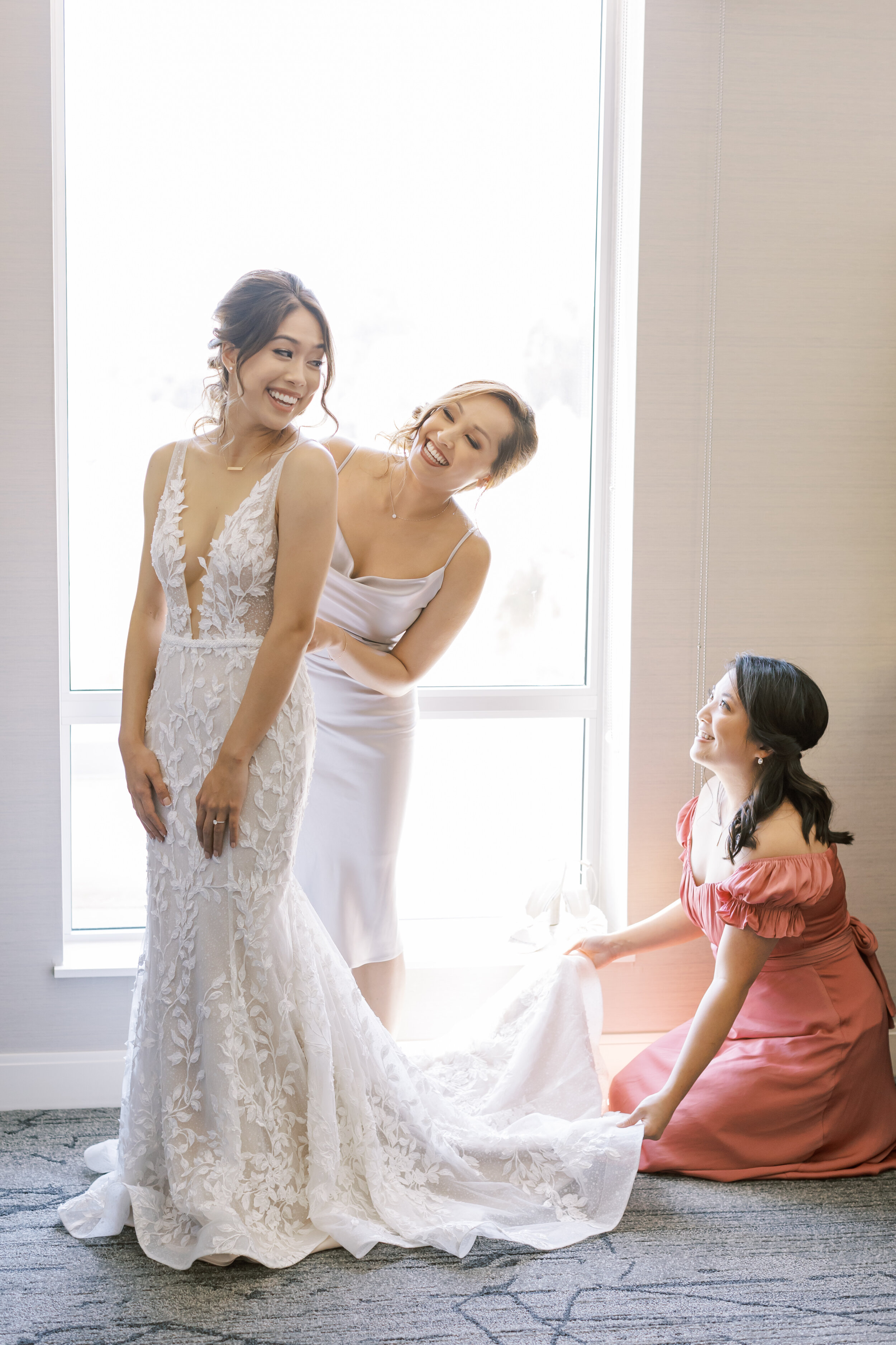 GettingReady_Amy&HoanWedding_IvoryBlushPohtography31.jpg