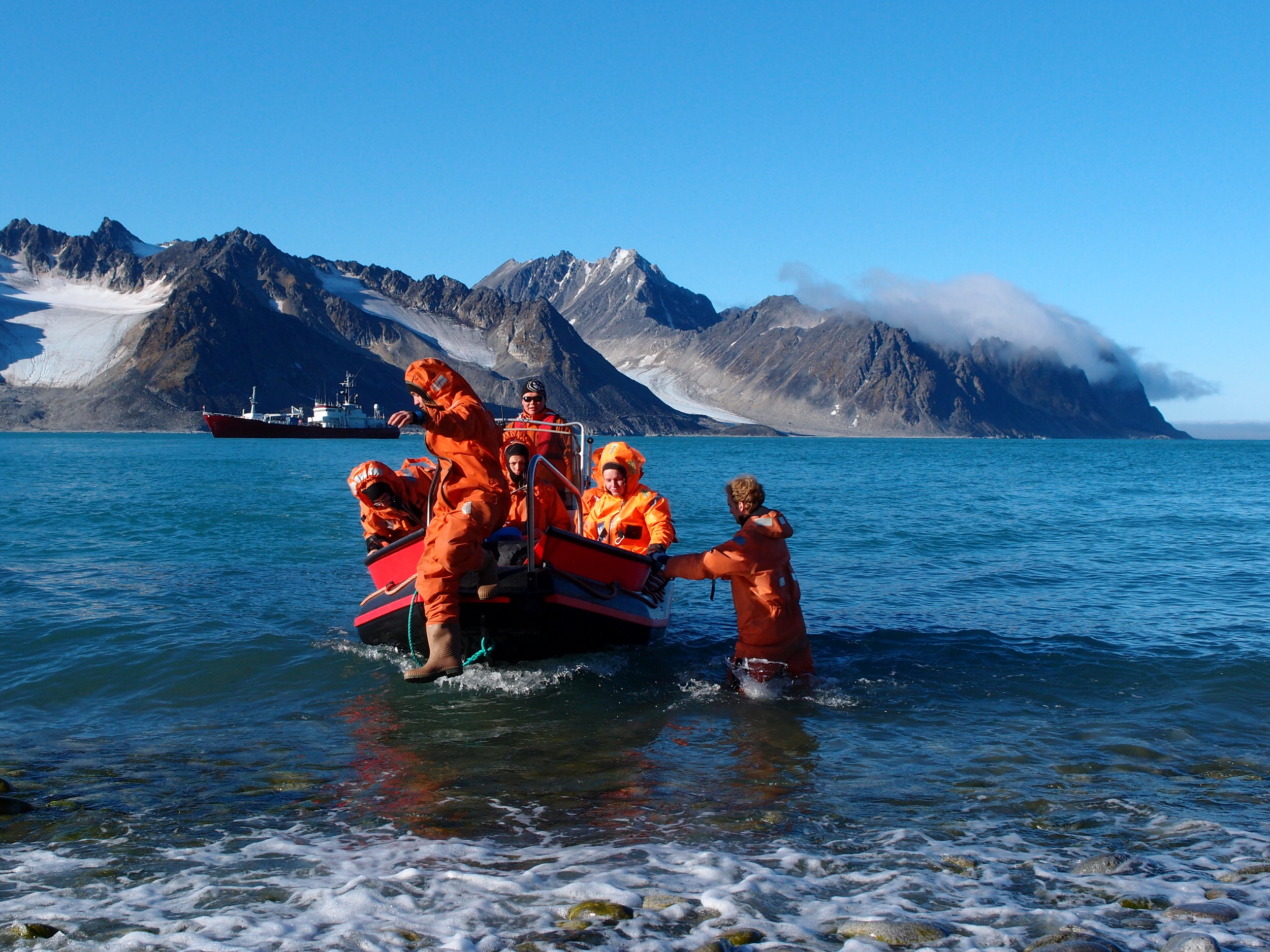  Svalbard is increasingly popular among tourists and scientists alike, also in summertime. But even if ocean temperatures are above freezing, survival suits are a must when landing on Svalbard’s shores. Photo: Steve Coulson / UNIS 